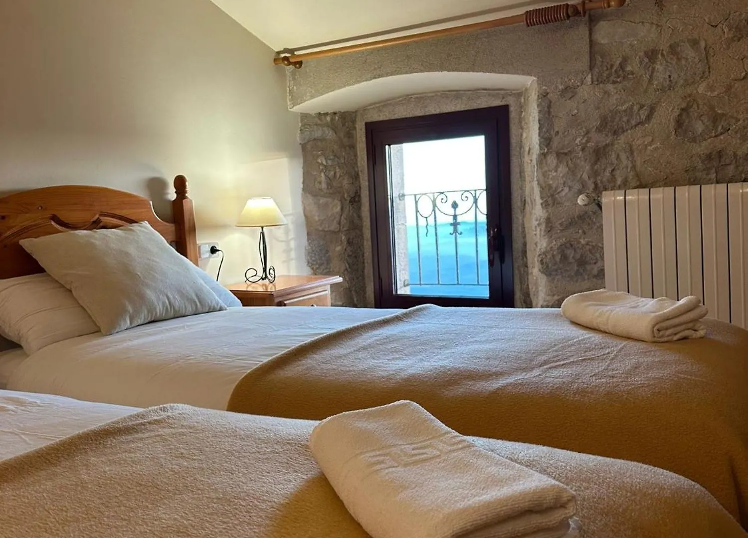Santuari Mare De Deu Del Mont Restaurant-Hostatgeria Hotel Beuda Inn